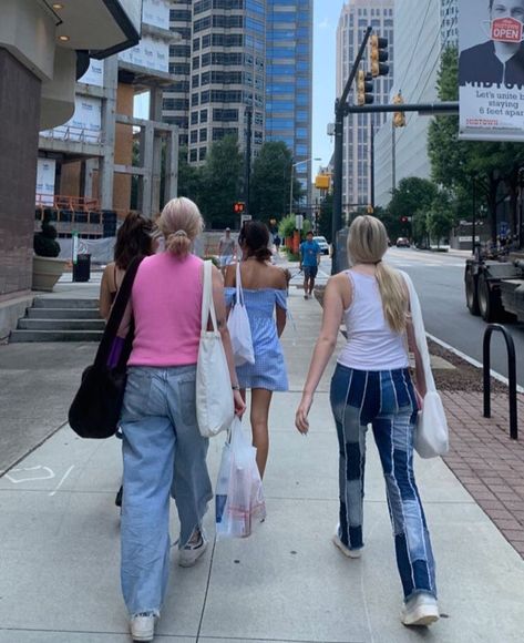 Shopping With Friends Aesthetic, Aesthetic Madison Beer, Summer Golden Hour, Kendall Kylie Jenner, Vsco Filters, Addison Rae, Social Media Influencer