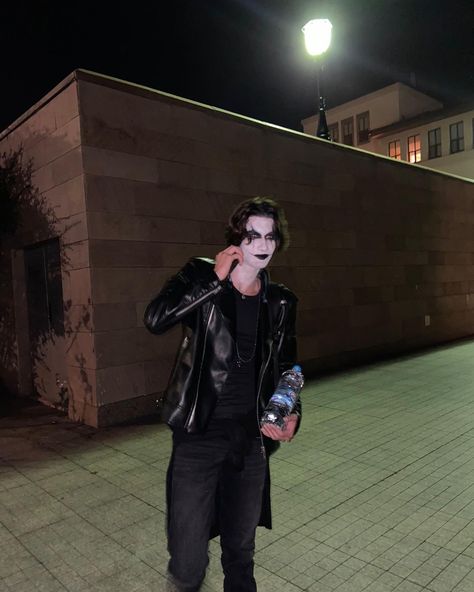 Eric Draven Cosplay, Eric Draven, Attract Girls, Fashion Halloween, Concept Album, The Crow, Leather Jacket Outfits, Rock Star, A Rock