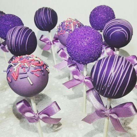 Cake Pops Morados Vampirina Cake Pops, Kuromi Cake Pops, Wednesday Cake Pops, Wednesday Theme, Diy Wedding Cake Topper, Purple Cake Pops, Wedding Cake Designs Elegant, Purple Desserts, Wednesday Party