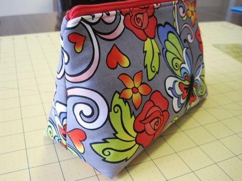 Zipper Pouch Tutorial, Small Makeup Bag, Small Sewing Projects, Pouch Pattern, Patchwork Bags, Christmas Sewing, Tote Pattern, Bags Tutorial, Zipped Bag