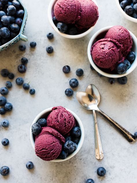 Try making frozen yogurt at home with this easy recipe for Blueberry Acai Frozen Yogurt! Blueberry Ice Cream Recipe, Homemade Frozen Yogurt, Frozen Acai, Blueberry Ice Cream, Healthy Food List, Vegan Ice Cream, Yogurt Recipes, Ice Ice Baby, Almond Cookies