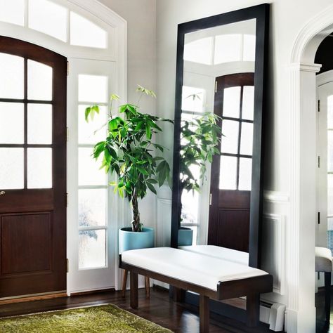 Z+ Interiors on Instagram: “A large mirror and a simple bench are two major foyer necessities ✨⠀⠀⠀⠀⠀⠀⠀⠀�⠀ Interiors: @zplusinteriors.⠀⠀ 📷: @amandakirkpatrickphoto…” Entryway Decor Modern Luxury, Apartment Entryway Decor, Foyer With Stairs, Foyer Mirror, Modern Luxury Apartment, Entrance Mirror, Simple Bench, Foyer Bench, Minimalist Entryway