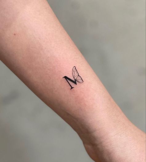 Tattoo Ideas For Female, Tattoos Henna, M Tattoos, Cool Wrist Tattoos, Petite Tattoos, Wrist Tattoos For Women, Tattoo Ideas Female, Small Hand Tattoos, Tattoo Designs For Girls