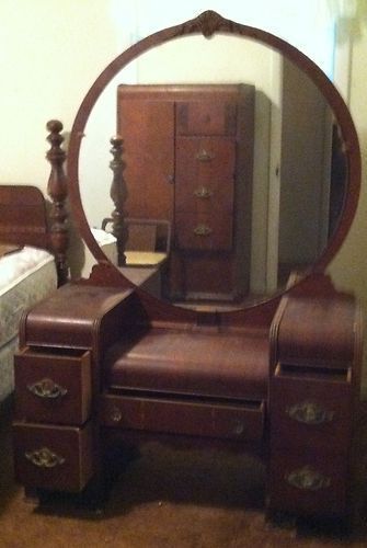 1940s Vanity, 1940s Bedroom, Vintage Bedroom Sets, Waterfall Furniture, Art Deco Bedroom Furniture, Pretty Items, Post Bed, Old Vanity, Large Round Mirror