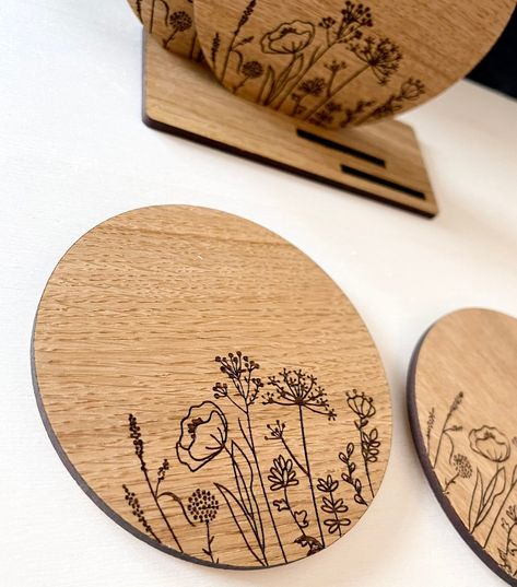 Plant Wood Burning Ideas, Wood Burn Flowers Design, Coaster Engraving Ideas, Laser Engraved Coasters, Wood Coaster Ideas, Laser Engraving Ideas Gifts, Pyrography Coasters, Wood Engraving Ideas, Engraved Wood Coasters