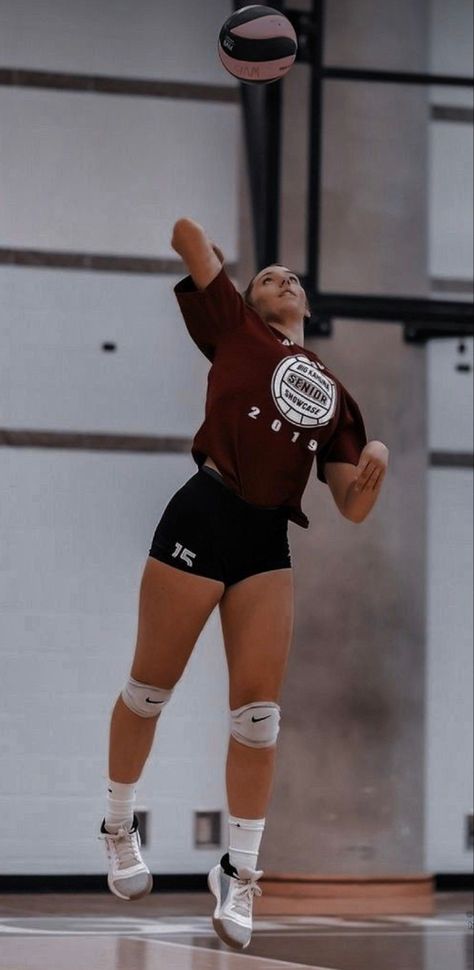 Sport Astetic, Volleyball Girl Aesthetic, Volleyball Motivation, Volleyball Photography, Volleyball Wallpaper, Volleyball Uniforms, Volleyball Photos, Volleyball Poses, Volleyball Practice