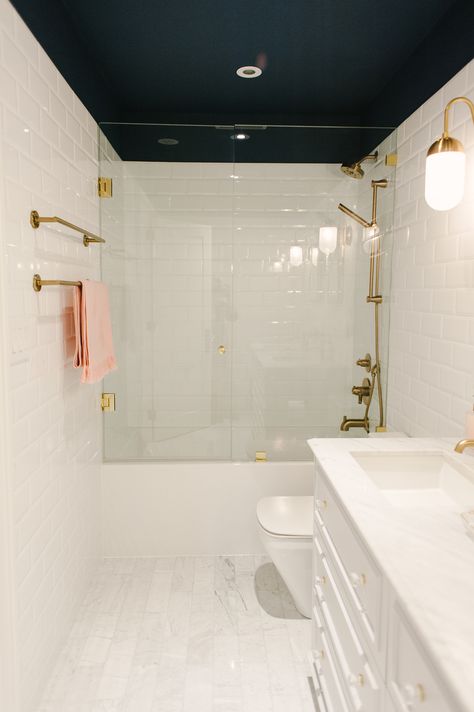 Bathroom With Gold Accents, Toronto Couple, White Marble Bathroom, White Marble Bathrooms, Bilik Air, Bathroom White, Spa Bathroom, Bathroom Black, Bad Inspiration