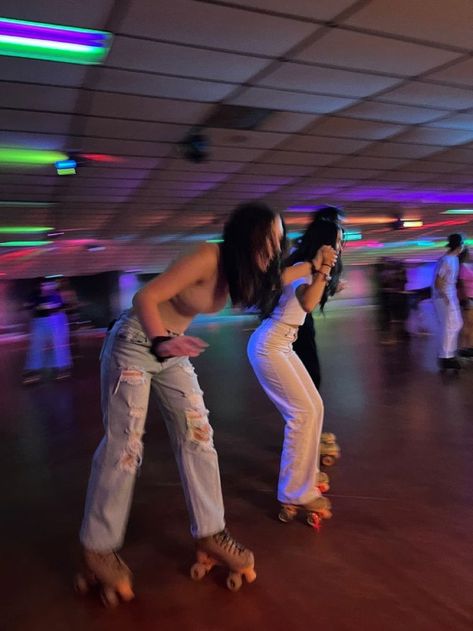 Friends Doing Fun Things, Roller Skating Aesthetic Pictures, Best Friend Hang Out Ideas, Summer Bestie Bucket List, Perfect Life Pictures, Roller Skating With Friends, Girl Activities Aesthetic, Good Life Pictures, Summer Plans Aesthetic