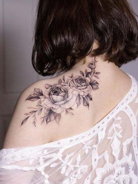 28 Eye-catching Shoulder Tattoos for Women in 2021 - The Trend Spotter Beautiful Flower Tattoos For Women, Back Shoulder Tattoo, Flower Tattoos For Women, Rosen Tattoo Frau, Blade Tattoo, Floral Tattoo Shoulder, Shoulder Blade Tattoo, Back Of Shoulder Tattoo, Beautiful Flower Tattoos