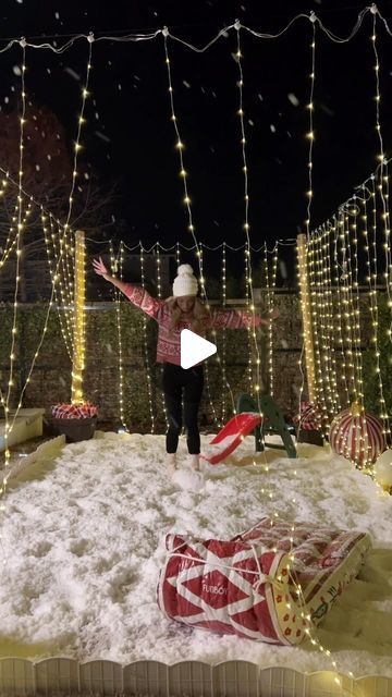 RAVEN ELYSE on Instagram: "700 gallons of fake snow for the kids to play in at my Christmas party! We couldn’t do the giant shaved ice machine that you may have seen before (due to space limitations and logistical reasons) so I’m super proud of how we problem solved and did this DIY approach to still bring this idea life! I’m all about just making it happen however you can! Special thanks to @the_party_goat for supplying the instant snow!" Fake Snow Machine, Raven Elyse Christmas, Snow Machine Party, Fake Snow Photoshoot, Christmas Floats, Snow Themed Party, Blow Up Water Slide, Snow Decorations, Instant Snow