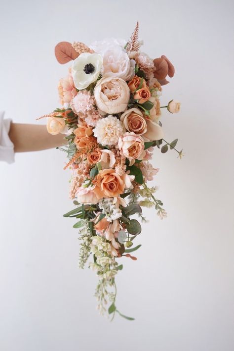 Wedding Bouquets Fairytale, Bride Bouquets Spring, Hanging Wedding Bouquets, Hand Bouquet Wedding Elegant, Long Bridal Bouquet, Wedding Bouquets Cascade, Buket Wedding, Wedding Bouquet Cascade, Hand Buket