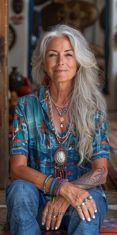 Stile Boho Chic, Moda Hippie, Look Boho Chic, Grey Hair Inspiration, Boho Styl, Beautiful Gray Hair, Hippie Hair, Boho Hair, Long Gray Hair