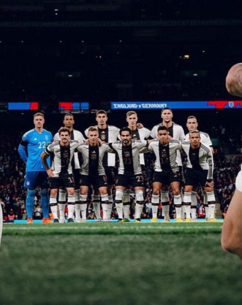 dfb_team (Instagram) (selbst zugeschnitten) Dfb Team, Kai Havertz, Soccer Field, Soccer, Football, Instagram, American Football