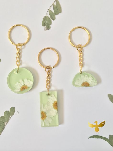 Resin Floral Keychain, Keychain Resin Flower, Unique Resin Keychain Ideas, Pressed Flower Keychain, Resin Flower Keychain, How To Make Resin Keychains, Resin Keychain Ideas, Resin Art Keychain, Epoxy Resin Keychains