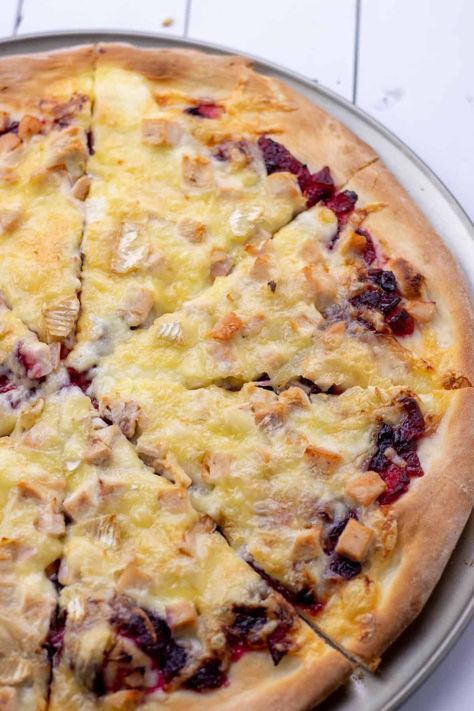 Cranberry Brie Chicken Pizza Brie Chicken, Brie Pizza, Crab Rangoon Pizza, Brie Cranberry, Cranberry Brie, Homemade Pizza Crust, Cranberry Chicken, Artisan Pizza, Easy Homemade Pizza