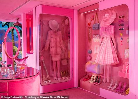 Dreamhouse Barbie, Richard Neutra, Barbie Room, Barbie Halloween, Barbie Sets, Model Outfit, Anna Karenina, Slim Aarons, How To Dress A Bed