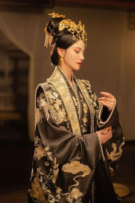 wedding hanfu Wuxia Hanfu, Hanfu Wedding Dress, Wedding Hanfu, Song Dynasty Clothing, Women Reference, Chinese Clothing Traditional, Eastern Wedding, Chinese Drawings, Ancient Dress