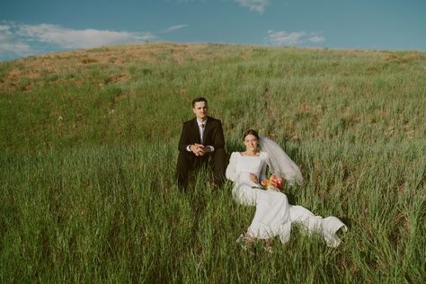 Flower Field Elopement, Wedding Photos On Film, Outdoorsy Engagement Photos, Elopement Australia, Casual Wedding Photos, Anti Bride Wedding, Field Wedding Photos, Farm Elopement, Elopement Aesthetic