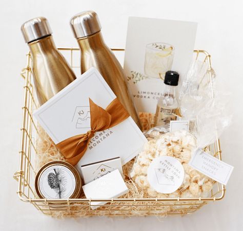 How to (Really) Impress Airbnb Guests - Mamma Mode Airbnb Welcome Basket, Welcome Basket Ideas, Lavender Pillow Spray, Welcome Basket, Săpunuri Handmade, Welcome Baskets, Wedding Welcome Gifts, Airbnb House, Wifi Sign