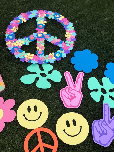 Hippi Decoracion Party, 60s Birthday Party Ideas Decoration, Hippies Party Ideas, 70s Theme Float, 1960s Decorations Party, 60s Themed Party Ideas, 60 Decorations Party Ideas, Decades Decorations Ideas, 70s Theme Decorations