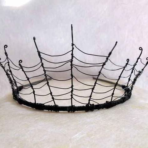 Don't want to bother with a real costume? Make an easy cobweb tiara with wire and a headband. Disfarces Halloween, Meme Costume, Moldes Halloween, Halloween Decor Diy, Diy Kostüm, Idee Cosplay, Last Minute Halloween Costumes, Spider Webs, Witch Costume