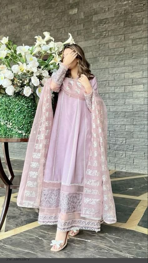 Pakistani Anarkali Suits Party Wear, Pakistani 3 Piece Design, Trendy Anarkali Designs, Pakistani Anarkali Suits, Desi Suits, Pakistani Anarkali, Beautiful Anarkali, Casual Bridal Dress, Simple Dress Casual