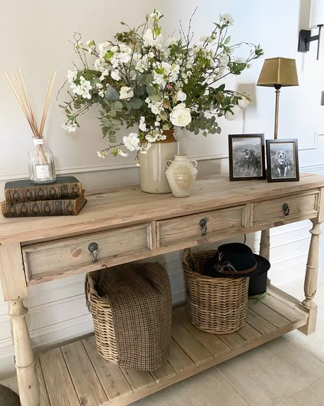 Living Room Ideas Indian, Reclaimed Wood Console Table, Entryway Table Decor, Hall Decor, Entryway Ideas, Home Entrance Decor, Home Entrance, Entryway Table, Entrance Decor