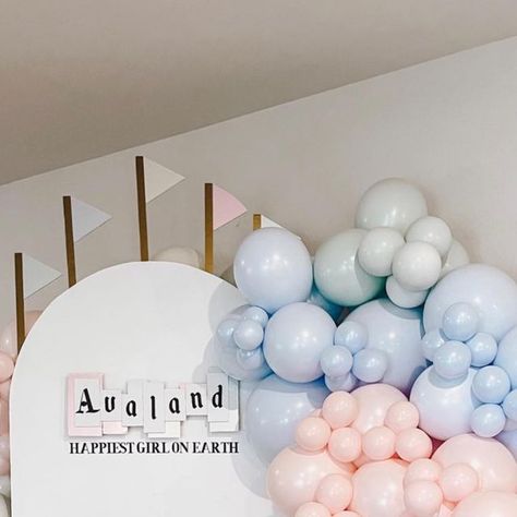 Disney Balloon Arch, Minnie Balloons, Baby Birthday Party Decorations, Disneyland Birthday, Disney Balloons, Happy First Birthday, 1st Birthday Themes, Birthday Inspo, First Birthday Themes