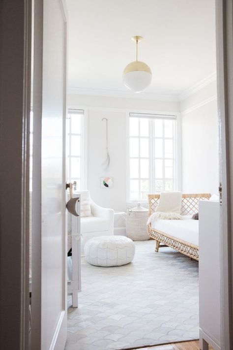 We're huge fans of white décor, and this baby nursery is the ultimate inspiration. Daybed Nursery, All White Nursery, Nursery Daybed, Lily Nursery, Nursery Wedding, Serena Lily, White Nursery, Serena And Lily, Serena & Lily