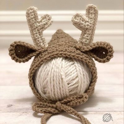 ❤ Crochet newborn deer bonnet (free crochet pattern) by Spin A Yarn Crochet ( spinayarncrochet.com ) ❤ Look at this super sweet little DIY deer bonnet ! This cute crocheted hat by Spin A Yarn Crochet can be a great addition to a baby photo shoot or your can use it as a cozy autumn / winter baby hat . This pattern is free and the assembly is also super simple! Feel free to add some flowers or leaves ( crocheted or otherwise! ) to make your ... | #Deer, #Reindeer, #CrochetReindeer, Crochet Baby Deer Hat, Baby Deer Hat, Crochet Wolf, Crochet Woodland, Diy Paper Christmas Tree, Deer Blanket, Reindeer Hat, Baby Photo Shoot, Newborn Crochet Patterns