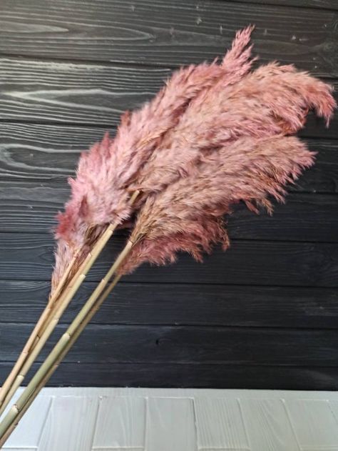 Tall Centerpieces Wedding, Feather Reed Grass, Pink Pampas, Pink Pampas Grass, Pink Grass, Flower Composition, Wedding Decor Photos, Tall Wedding Centerpieces, Billy Buttons