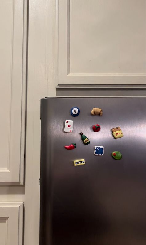 clay magnets on fridge, tomato, croissant, chili pepper, butter, olive, wine bottle, french bread, 8-ball, ace of hearts Oven Baked Clay Magnets, Cute Magnets For Fridge, Cute Clay Magnets, Diy Clay Magnets, Fridge Magnets Clay, Air Dry Clay Magnets, Clay Magnet Ideas, Clay Fridge Magnets, Handmade Fridge Magnets