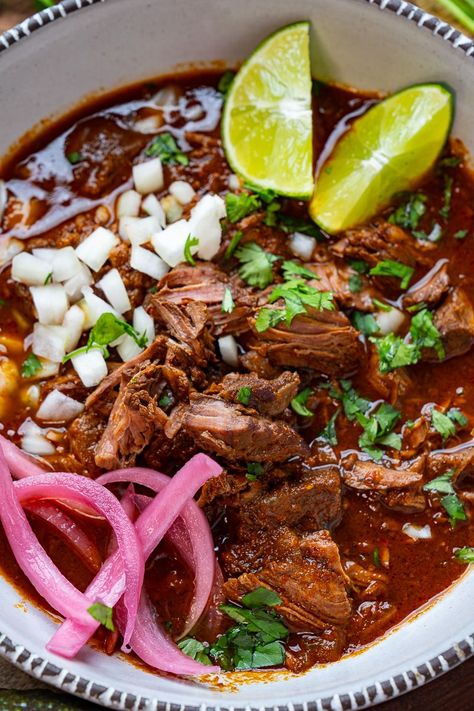 Birria de Res con Consome Chuck Roast Recipe, Braised Beef Stew, Salvadoran Food, Veal Recipes, Beef Chuck Roast, Roast Recipe, Vegetable Puree, Braised Beef, Chuck Roast