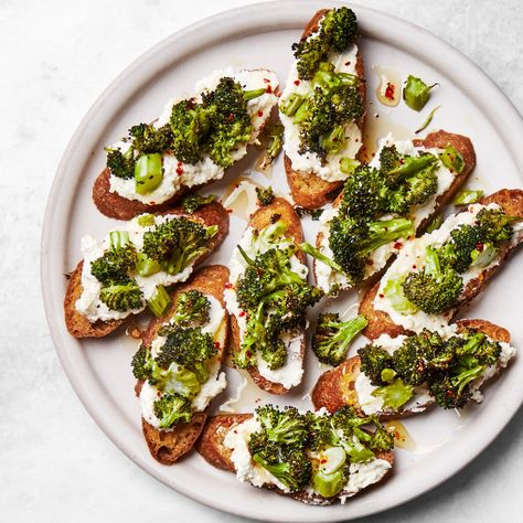 59 Vegetarian Appetizers and Hors D'oeuvres | Epicurious Vegetarian Super Bowl Food, Vegetarian Super Bowl, Hot Honey Recipe, One Bite Appetizers, Italian Recipes Appetizers, Italian Appetizer, Ricotta Toast, Vegetarian Italian, Fast Life