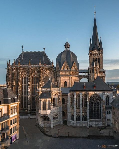 Aachen - Germany Aachen Cathedral, Castle Plans, Aachen Germany, Romanesque Architecture, Cathedral Architecture, Africa Do Sul, Historical Architecture, Architecture Fashion, Germany Travel