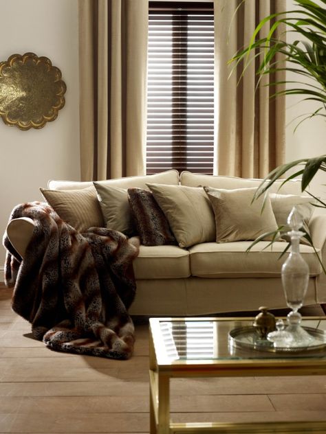 http://blog.tuiss.co.uk/venetian-blinds-curtain/ - combine wooden venetian blinds with a pair of curtains to create a warm and inviting atmosphere in your home... Blinds And Curtains Together, Ikea Blinds, Blinds And Curtains, Beautiful Blinds, Grey Blinds, Patio Blinds, Bathroom Blinds, Modern Blinds, Living Room Blinds