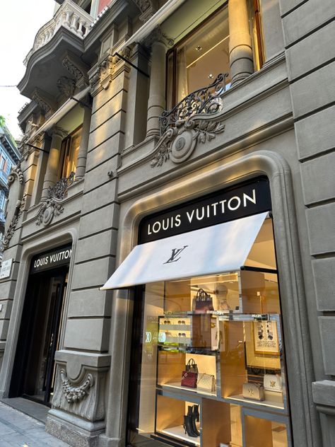 louis vuitton, travel, naples, italy, vacation, luxury, retail, fashion, designer Luxury Boutique Store, Boutique Store Front, Luxury Clothing Store, Boutique Aesthetic, Mobile Shop Design, Store Architecture, Vacation Luxury, Retail Facade, Napoli Italy