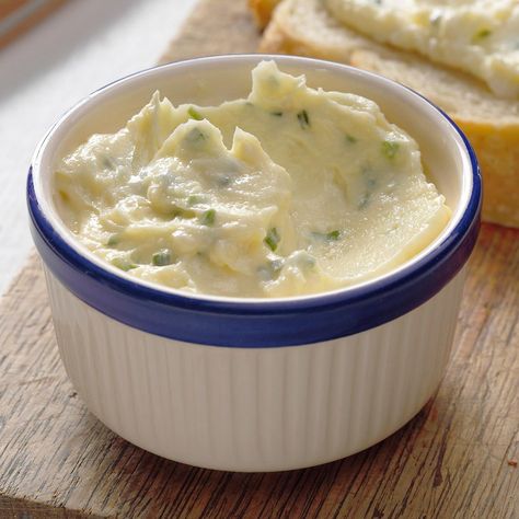 Chives Recipes, Whipped Butter Recipe, Chive Butter, Chives Recipe, Homemade Garlic Butter, Spiced Butter, Herb Bread, Garlic Chives, Whipped Butter