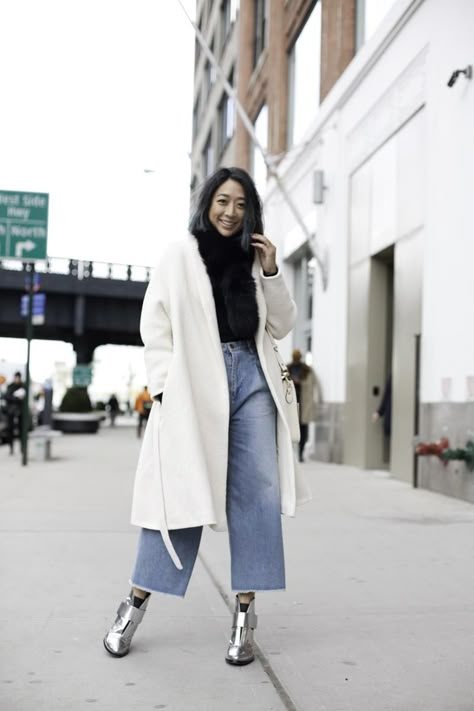 Chic white winter coat, wide leg cropped denim jeans, and silver metallic boots | Street Style from New York Fashion Week Fall 2016 @stylecaster Metallic Boots Outfit, Silver Metallic Boots, Silver Shoes Outfit, New Yorker Street Style, Western Boot Outfit, White Winter Coat, Winter Boots Outfits, New York Outfits, Street Style 2016