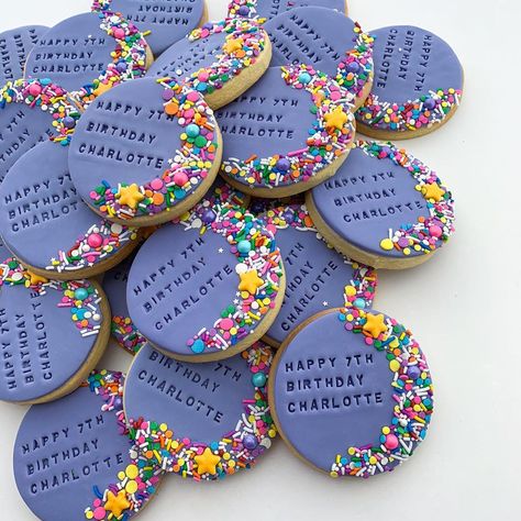 Fondant Cookies Ideas, Happy Birthday Charlotte, Cookies For Weddings, Fondant Sugar Cookies, Fondant Biscuits, Biscuit Decorating, Sugar Cookies With Sprinkles, Biscuit Bar, Cookie Making