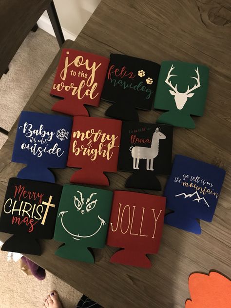 Christmas Beer Coozie, Christmas Can Coozies, Christmas Koozie Sayings, Christmas Koozie Ideas, Cricut Koozie Ideas, Can Coozie Ideas Gifts, Christmas Cricut Crafts To Sell, Koozies Diy Vinyl, Vinyl Koozies