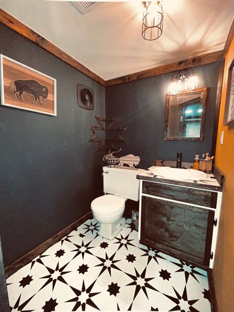 Small Bathroom Western, Modern Southwestern Bathroom, Bathroom Remodel Western Style, Bathroom Remodel Western, Western Tile Bathroom, Western Small Bathroom Ideas, Black Western Bathroom Ideas, Small Western Kitchen, Cowhide Bathroom Rug