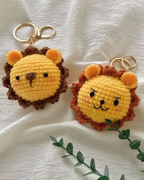 Crochet Lion Keychain Free Pattern, Crochet Lion Keychain, Animal Keychain Crochet, Keychain Crochet Ideas, Crochet Animal Keychain, Lion Crochet, Keychain Patterns, Crochet Alphabet, Amigurumi Keychain