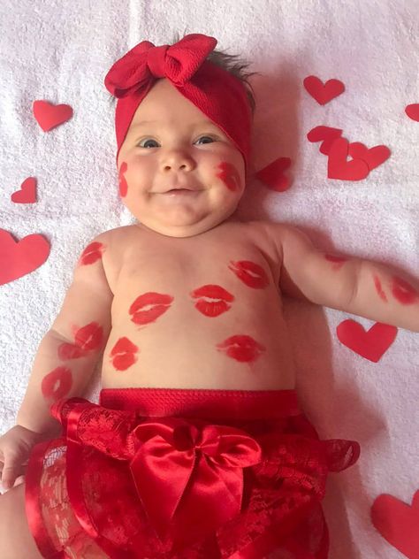 #2meses #VictoriaThais Duck Photos, Valentine Designs, Duck Photo, Valentines Design, Samara, Baby Face, Design