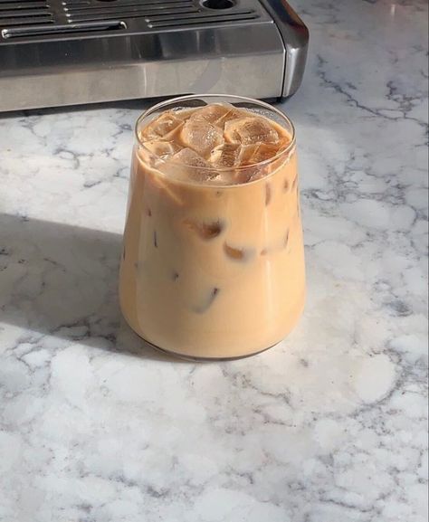 Coffee Shop Aesthetic, Coffee Obsession, Ice Coffee, Pretty Drinks, Coffee Aesthetic, Think Food, Cold Coffee, Aesthetic Coffee, But First Coffee