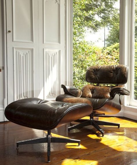 Apartment Therapy. Great blog for small space decor - pros and cons of faux leather Vintage Leather Sofa, Brown Leather Chairs, Best Leather Sofa, Gravity Chair, Leather Sofas, Contemporary Chairs, Ray Eames, Eames Lounge, Vintage Sofa