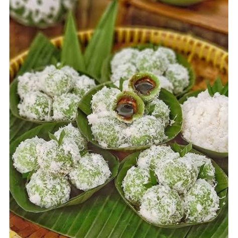 Klepon or kelepon, also known outside Java as onde-onde, is a snack of sweet rice cake balls filled with molten palm sugar and coated in grated coconut. Of Javanese origin, the green-coloured glutinous rice balls are one of the popular traditional kue in Indonesian cuisine. Masakan Malaysia, Indonesian Cuisine, Makanan Diet, Magic Recipe, Easy Cooking Recipes, Culinary Recipes, Culinary Skills, Hearty Meals, Flavorful Recipes