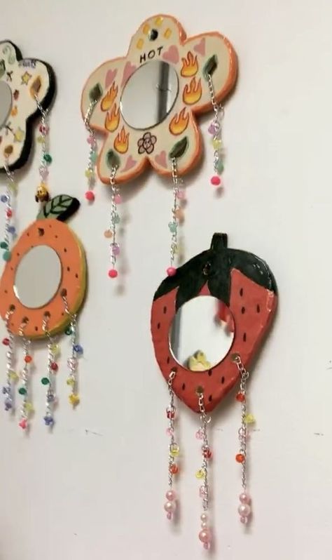 Mirror And Clay Art, Air Dry Clay Necklace Holder, Clay Projects Aesthetic, Diy Clay Gifts Ideas, Polymer Clay Wall Hangings, Kunst Tattoos, Sculpture Art Clay, Clay Clay, Tanah Liat