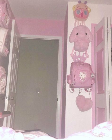 Pink Dreamcore, Hello Kitty Corset, Creepy Cute Aesthetic, Dreamcore Aesthetic, Images Hello Kitty, Creepy Core, Hello Kitty Rooms, Native Language, Dreamcore Weirdcore