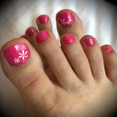 Pedicure Ideas Spring, Spring Pedicure Ideas Toenails Simple, Daisy Pedicure, Spring Pedicure Ideas Toenails, Flower Toenail Art, Pink Pedicure With Flower, Toenail Flower Designs Simple, Spring Toes, White Pedicure Toenails Flower Designs